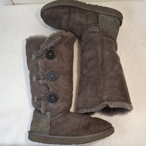 UGG Women's Gray Bailey 3 Button Winter Boots. Lightly Worn. See Photos.